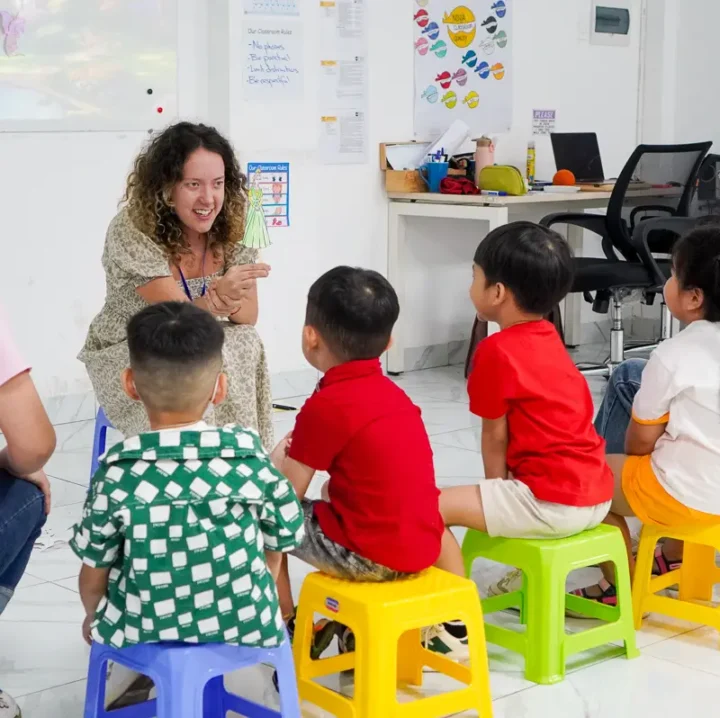 TEFL trainee teaching young Vietnamese students during classroom practice in Ho Chi Minh City